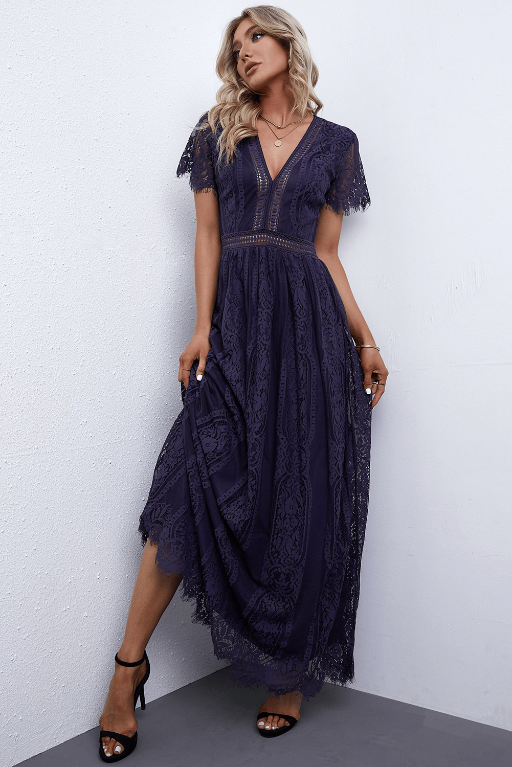 W&W Mode | Lace Plunge Kleid Mit Gewelltem Saum