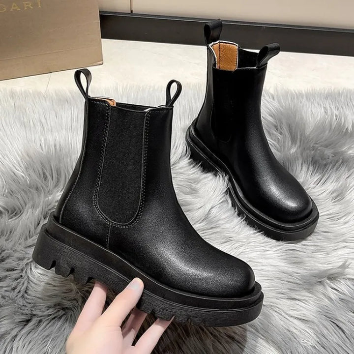 Retro-Stiefel mit dicken quadratischen Absätzen