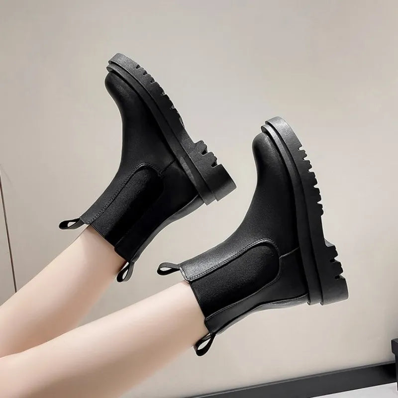 Retro-Stiefel mit dicken quadratischen Absätzen