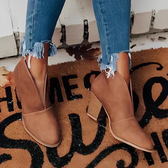W&W Mode | formbewusster Knöchelstiefel mit tiefem V-Ausschnitt für einen trendigen Look
