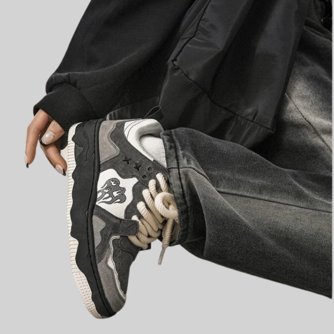 Sportliche Sneaker mit flachem Schaft und Gummisohle