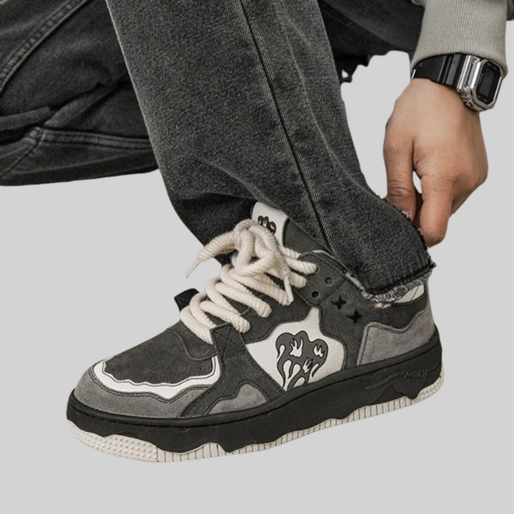 Sportliche Sneaker mit flachem Schaft und Gummisohle