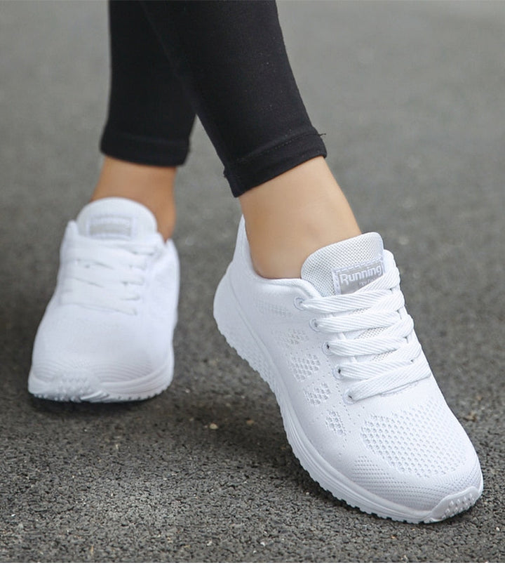 Frau in weißen Laufschuhen