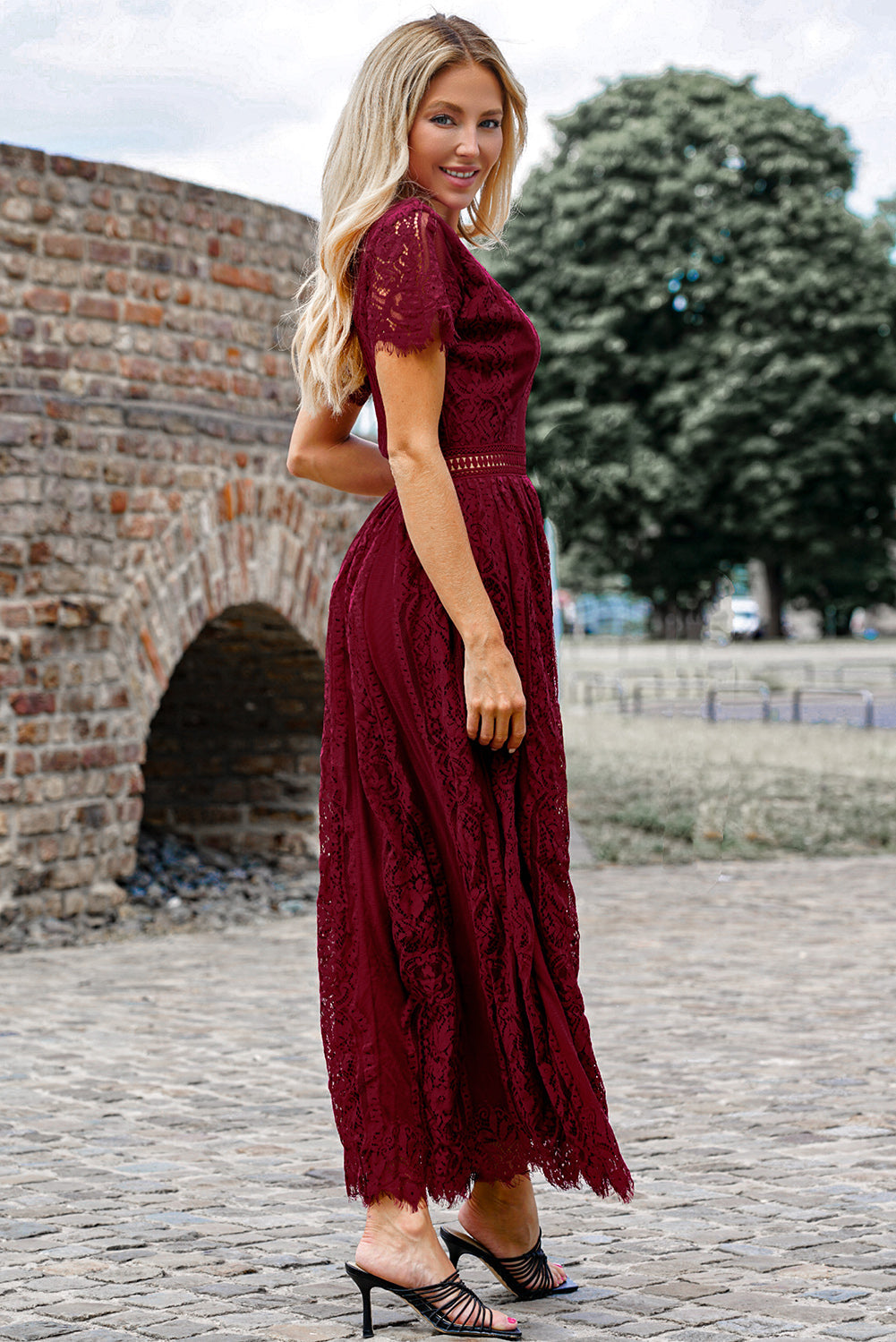 W&W Mode | Lace Plunge Kleid Mit Gewelltem Saum