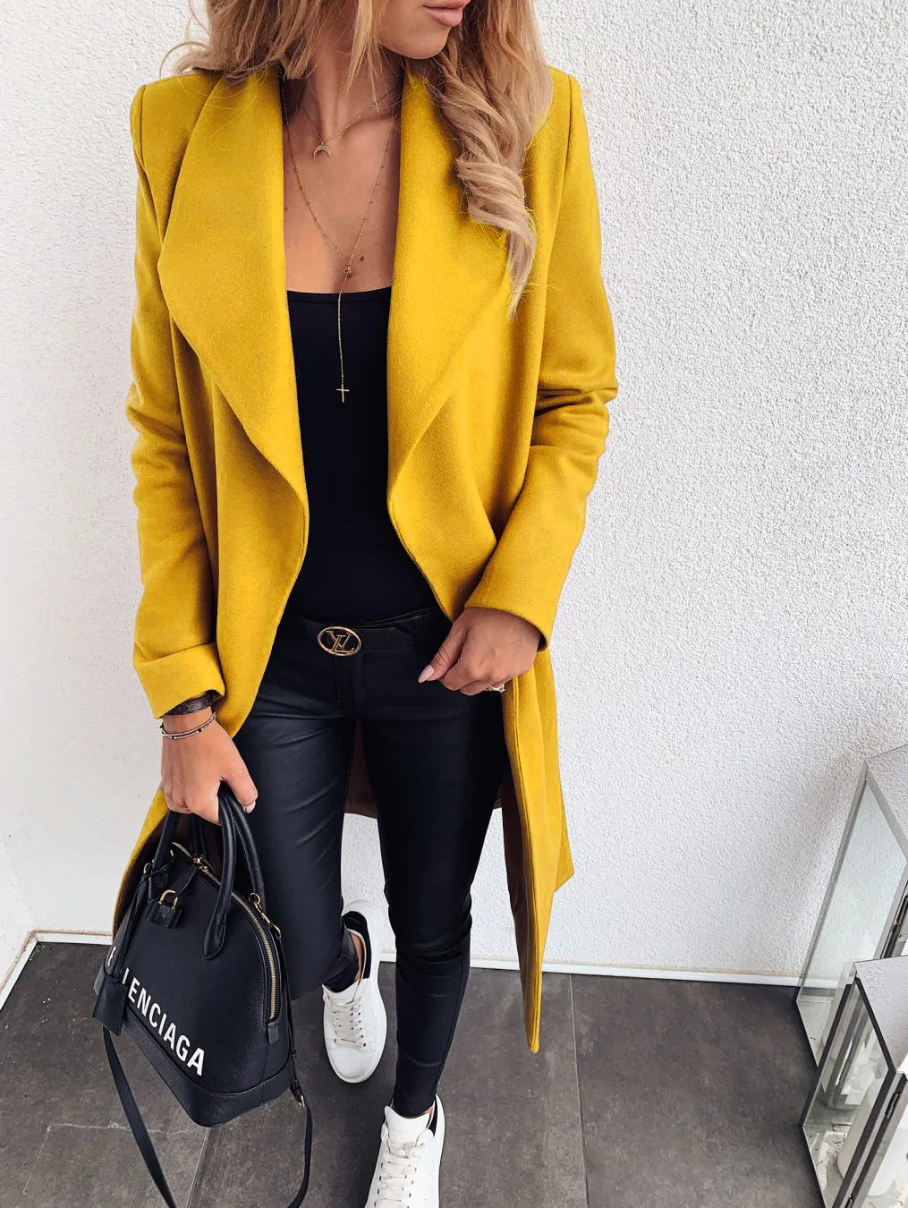Damen Wollmantel in mittlerer Länge mit Knopfleiste und Taschen