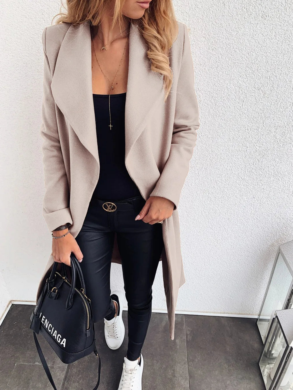 Damen Wollmantel in mittlerer Länge mit Knopfleiste und Taschen