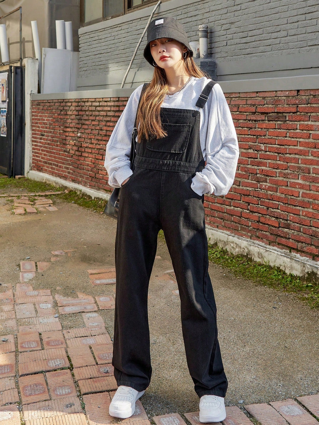 W&W Mode | Schräge Tasche Denim Latzhose ohne Sweatshirt