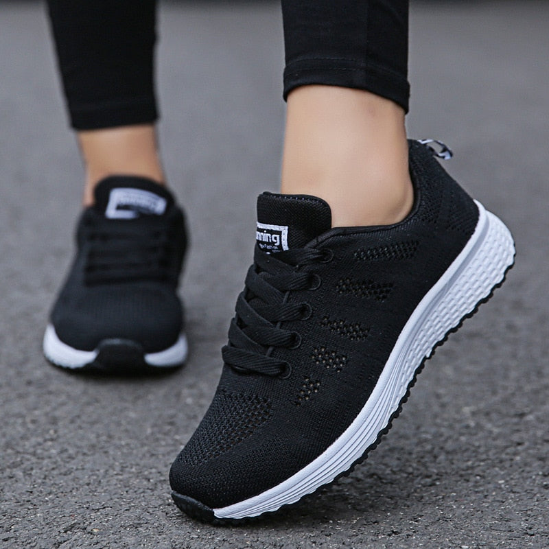 Frau trägt schwarze Laufschuhe