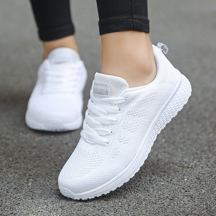 Frau in weißen Laufschuhen