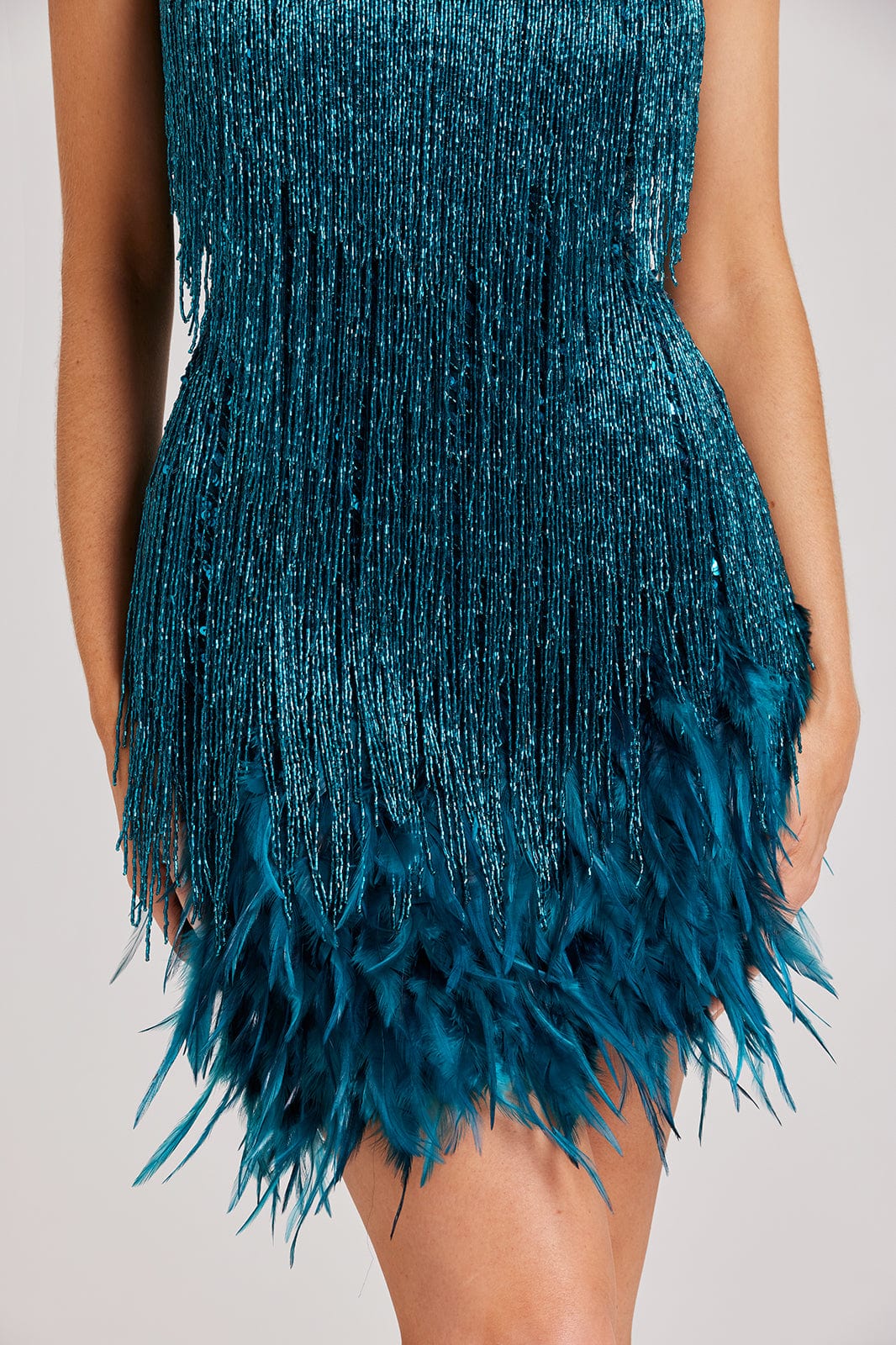 W&W Mode | Kleid mit Pailletten und Federn