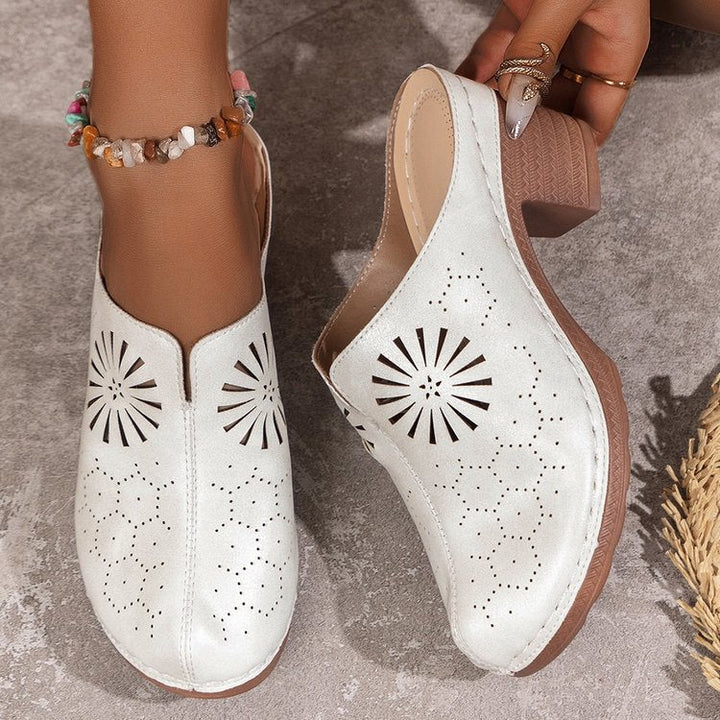 Damen Clogs aus Kunstleder mit perforiertem Obermaterial und stabilem Absatz