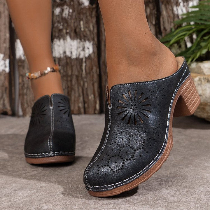 Damen Clogs aus Kunstleder mit perforiertem Obermaterial und stabilem Absatz