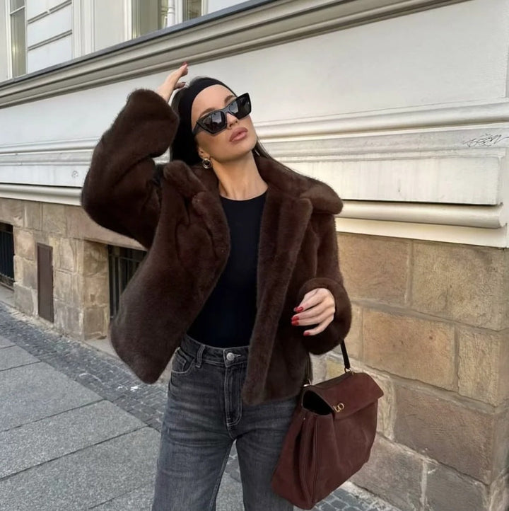 Damen Kunstpelzjacke mit klassischem Kragen und eleganter Silhouette W&W Mode