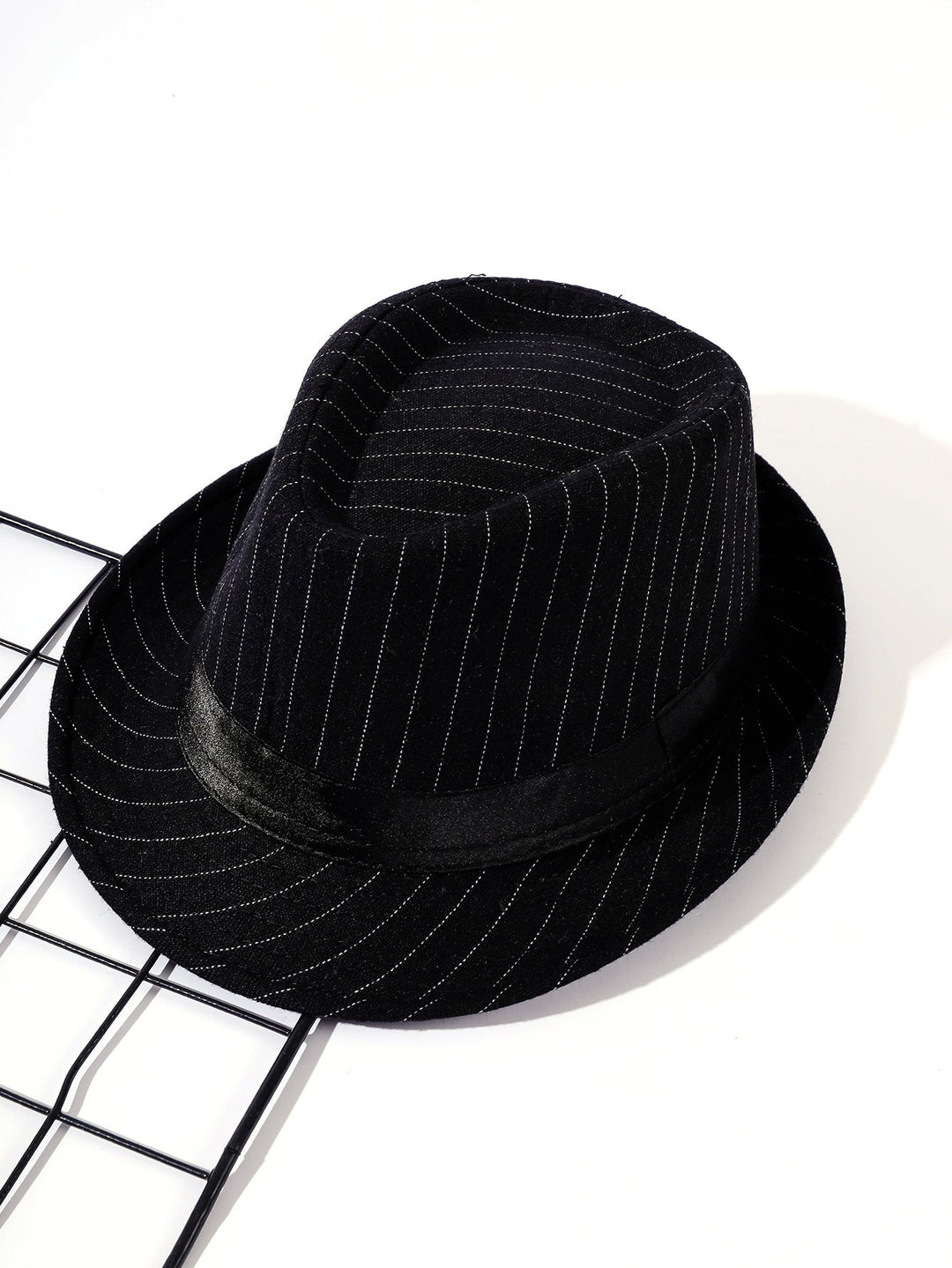 Damen eleganter Fedora-Hut mit gestreiftem Design und modischem Samtband W&W Mode
