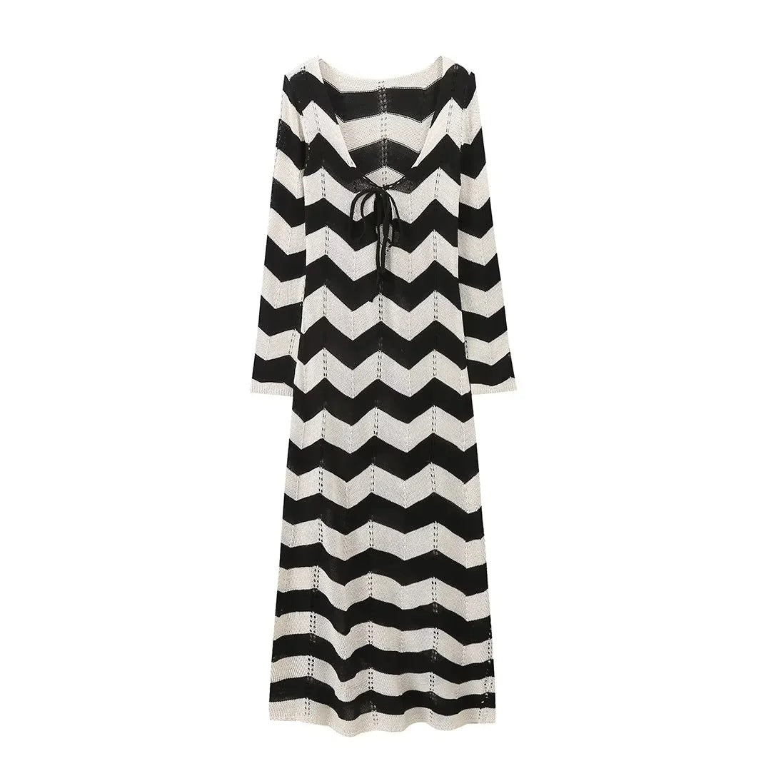 Damen Strickkleid mit modernem Zickzackmuster und tiefem V-Ausschnitt W&W Mode