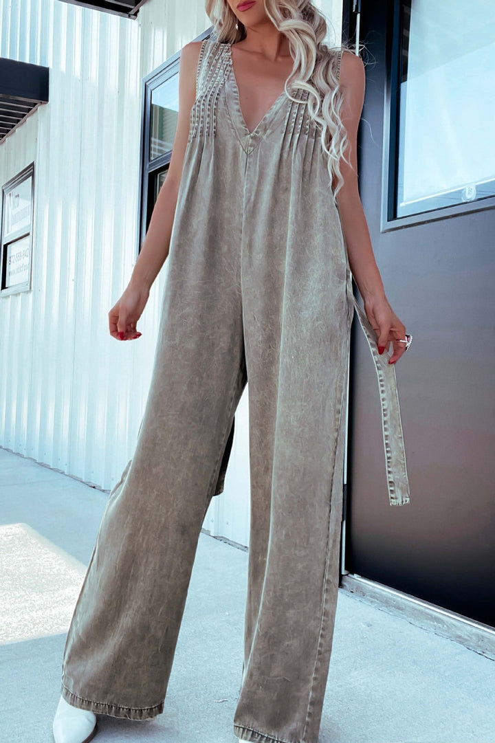 Damen Jumpsuit mit tiefem V-Ausschnitt und praktischen Taschen W&W Mode