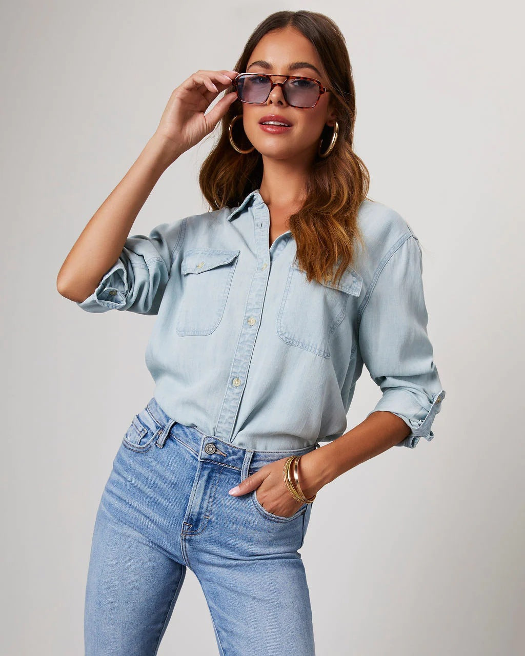 Damen Denim-Hemd mit umschlagbaren Ärmeln und zwei Brusttaschen W&W Mode