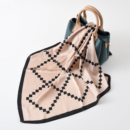 Damen Seidenschal mit modernem grafischen Design und luxuriösem Glanz W&W Mode