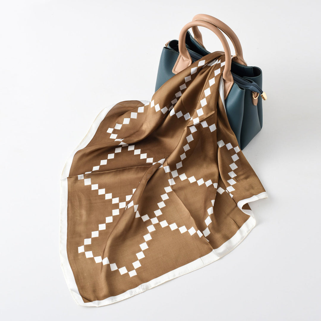 Damen Seidenschal mit modernem grafischen Design und luxuriösem Glanz W&W Mode