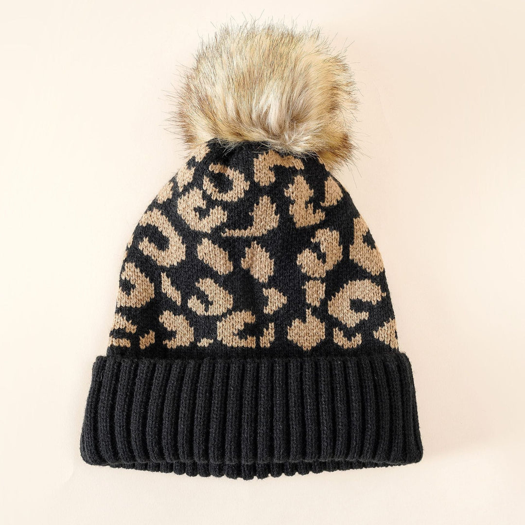 Damen Strickmütze mit elegantem Leopardenmuster und kuscheligem Kunstfellpompon W&W Mode