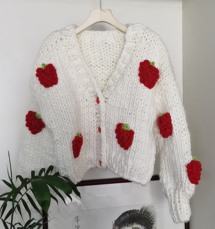 Damen Kuscheliger Strickjacke mit fröhlichem Erdbeermuster und Knopfdetails W&W Mode