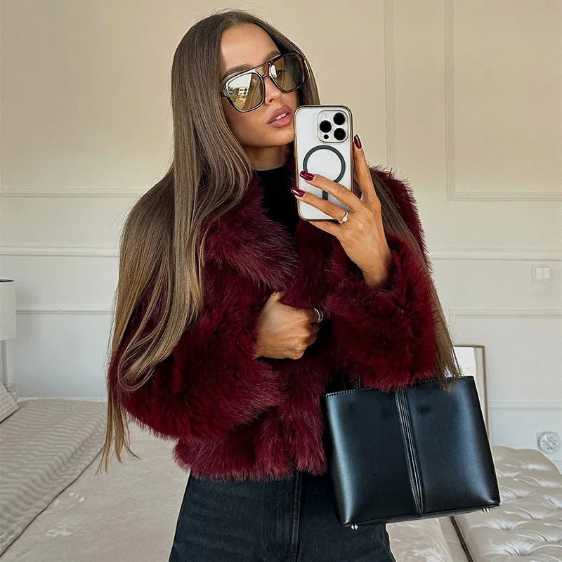 Damen Kunstpelzjacke mit voluminösem Kragen und elegantem Schnitt W&W Mode