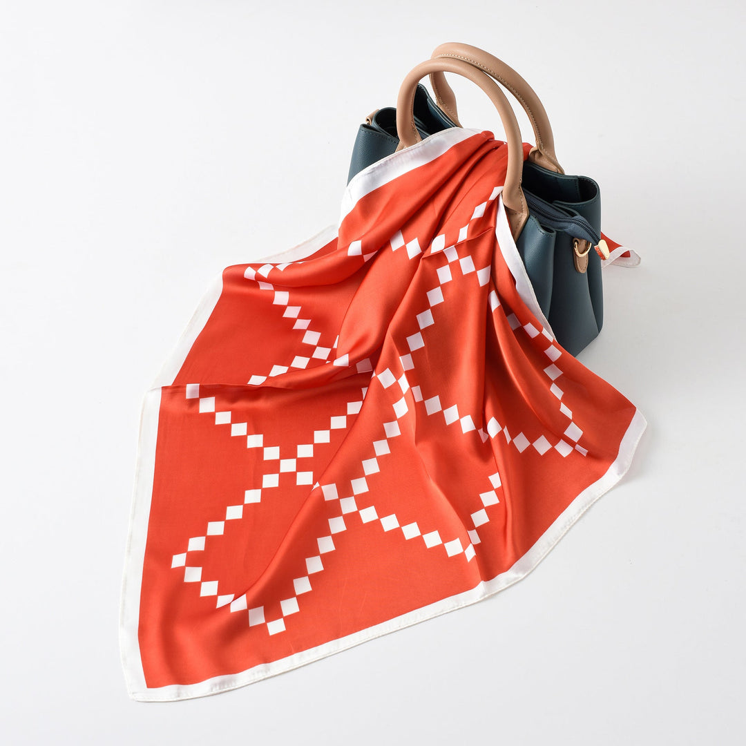 Damen Seidenschal mit modernem grafischen Design und luxuriösem Glanz W&W Mode