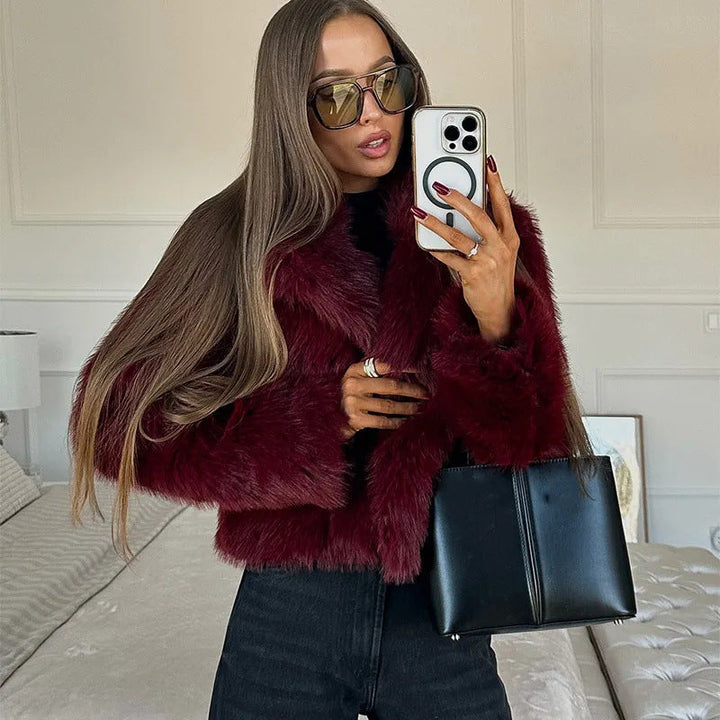 Damen Kunstpelzjacke mit voluminösem Kragen und elegantem Schnitt W&W Mode