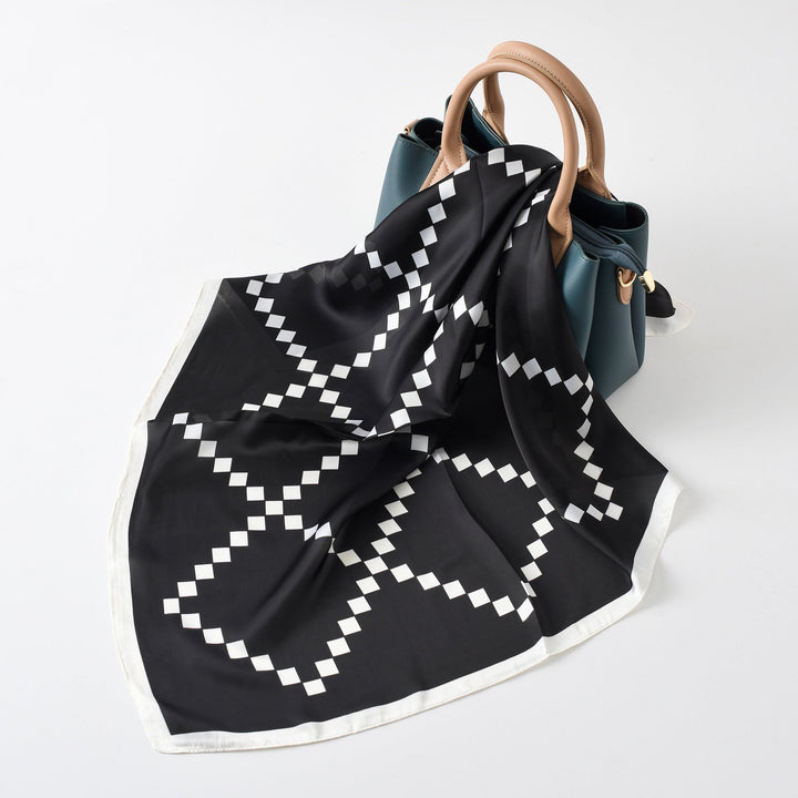 Damen Seidenschal mit modernem grafischen Design und luxuriösem Glanz W&W Mode