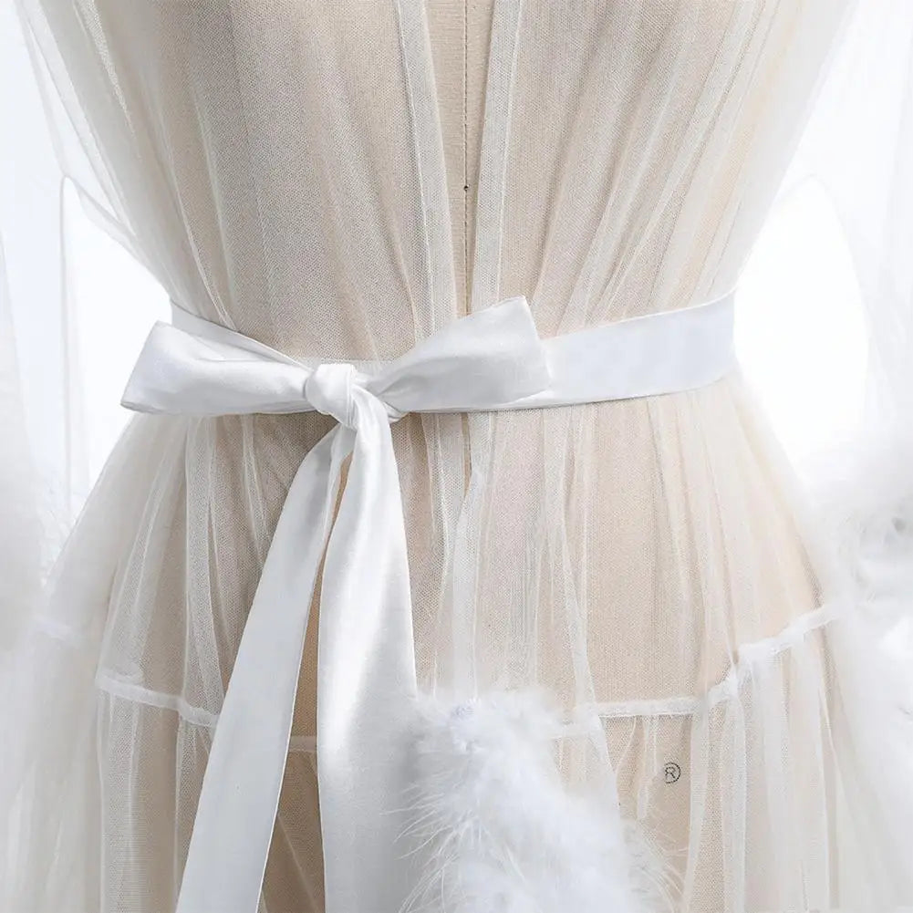 Damen Kleid aus transparentem Tüll mit Federsaum und Satinband