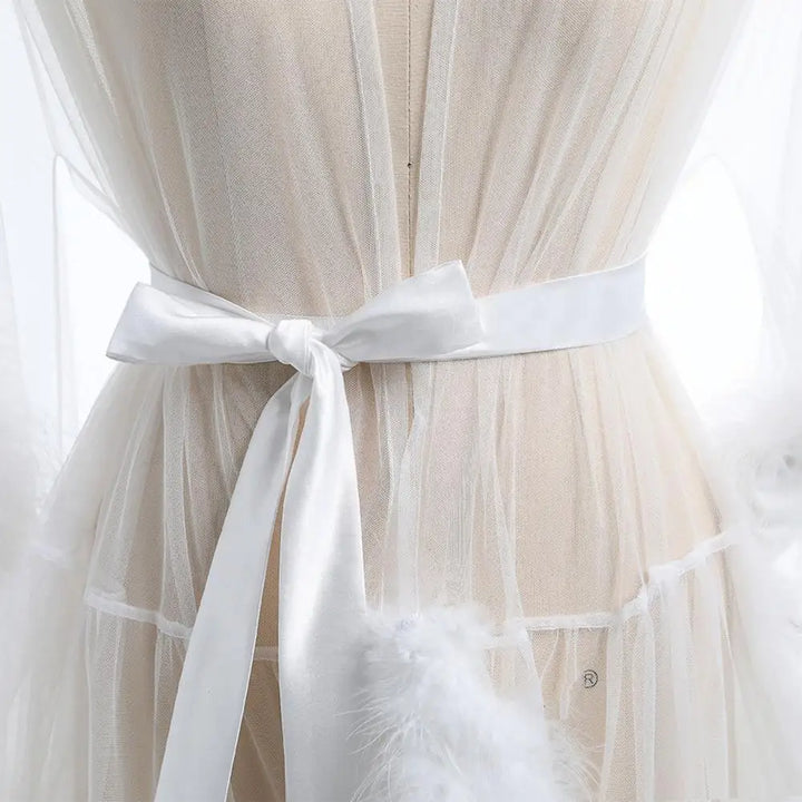 Damen Kleid aus transparentem Tüll mit Federsaum und Satinband