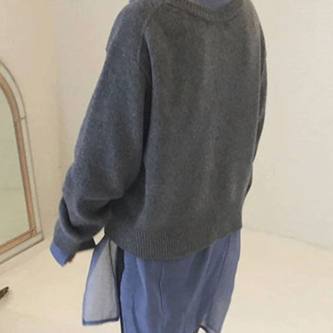 Eine rückansicht einer person in einer bequeme grau jacke mit knopfdetails