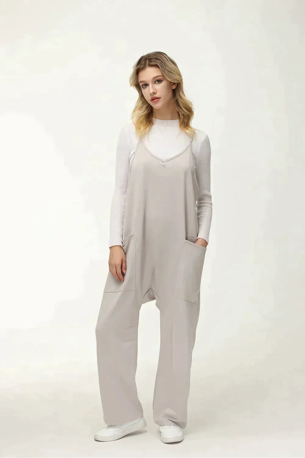 Frau Trägt Einen Cela Grau Jumpsuit