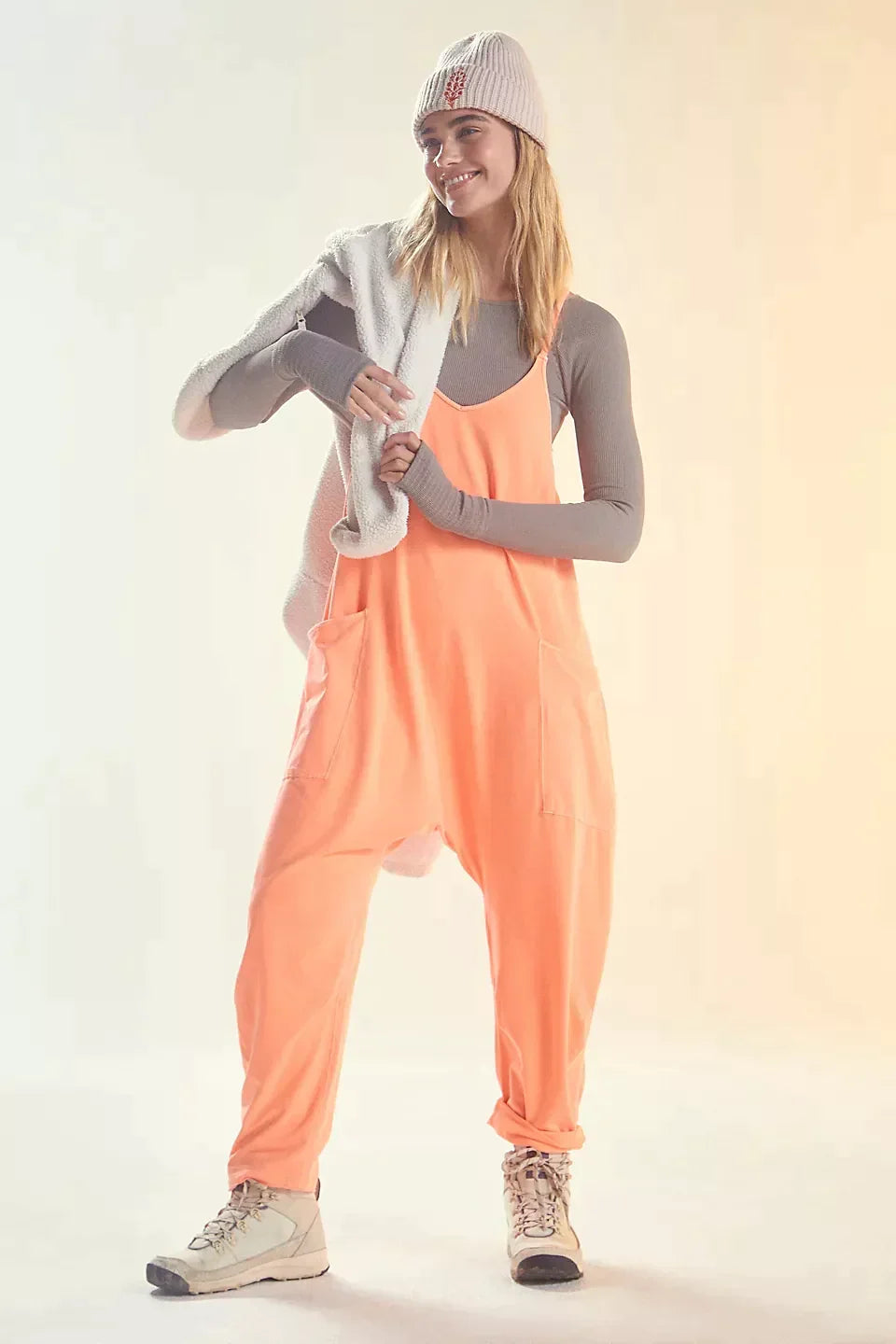 Frau Trägt Einen Cela Peach Jumpsuit