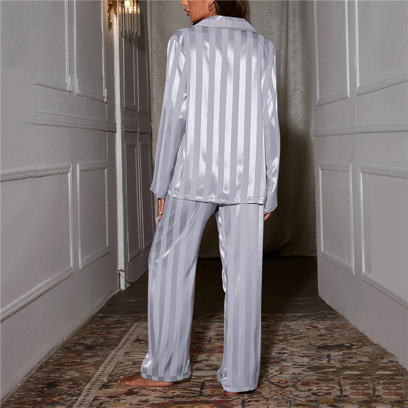 Backansicht einer frau in hellblau pyjama