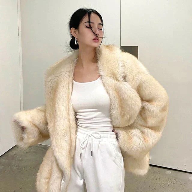 W&W Mode | Noble Damen Pelzmantel mit zeitloser Eleganz - Winter 2024