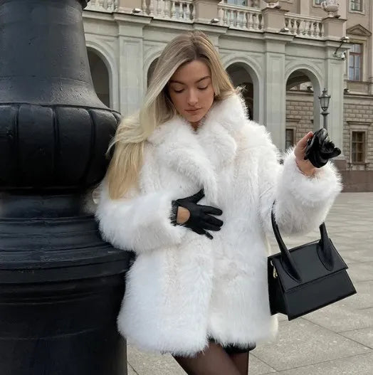 W&W Mode | Noble Damen Pelzmantel mit zeitloser Eleganz - Winter 2024