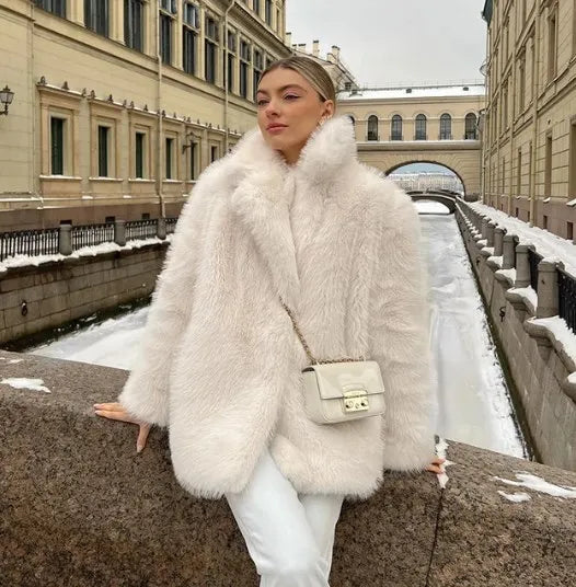 W&W Mode | Noble Damen Pelzmantel mit zeitloser Eleganz - Winter 2024