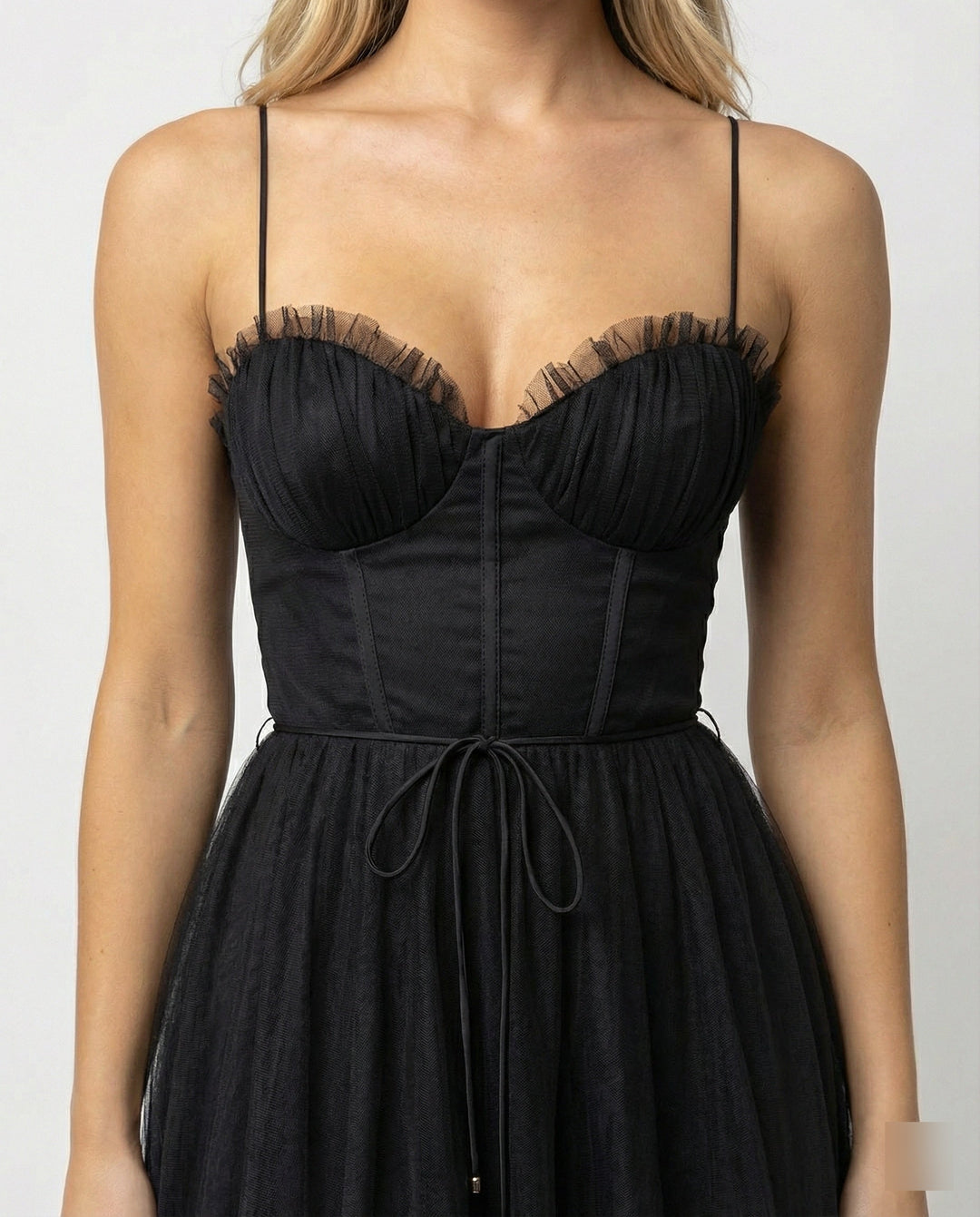 Damen Festkleid mit fließender Silhouette und betonter Taille