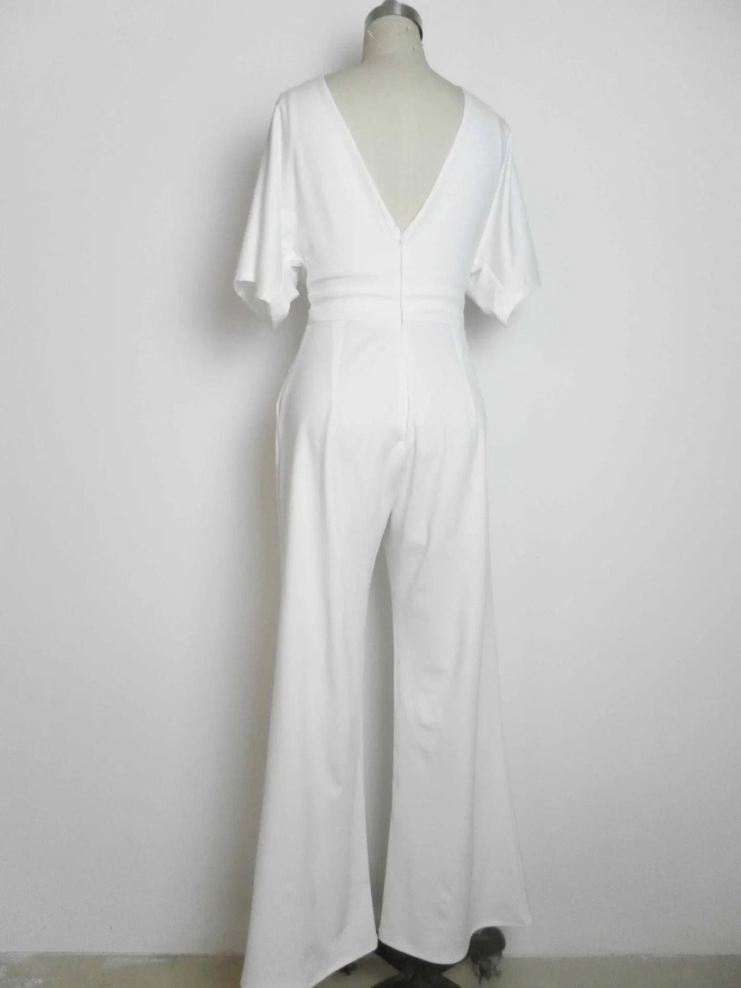 Eleganter Jumpsuit mit V-Ausschnitt