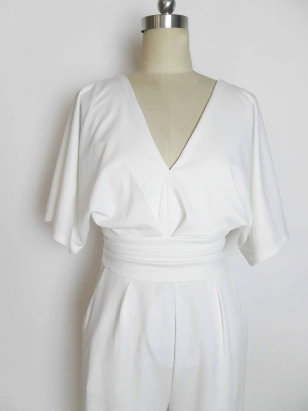 Eleganter Jumpsuit mit V-Ausschnitt