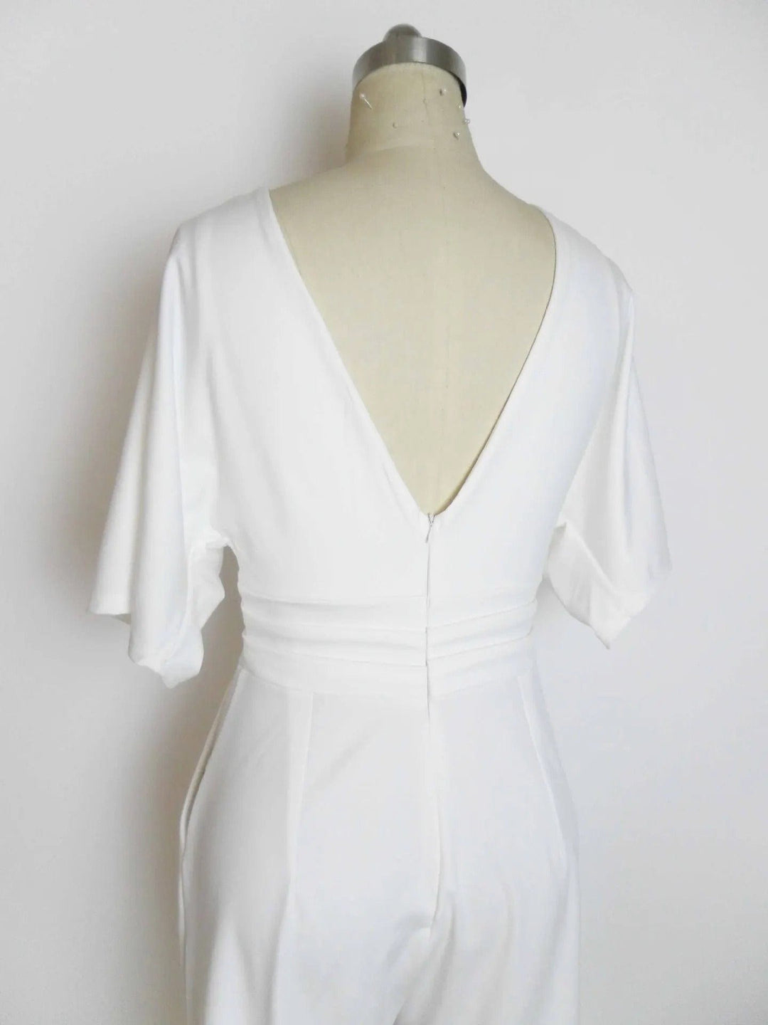 Eleganter Jumpsuit mit V-Ausschnitt