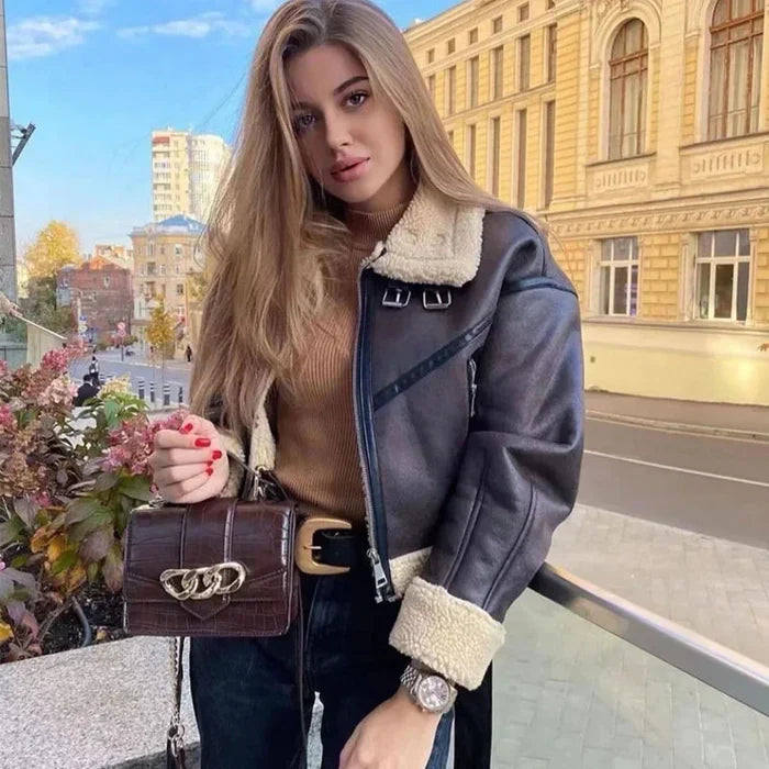 Damen-Shearling-Jacke mit silbernen Schnallen und Seitentaschen
