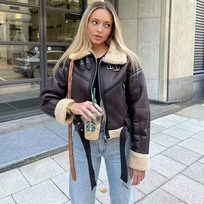Damen-Shearling-Jacke mit silbernen Schnallen und Seitentaschen