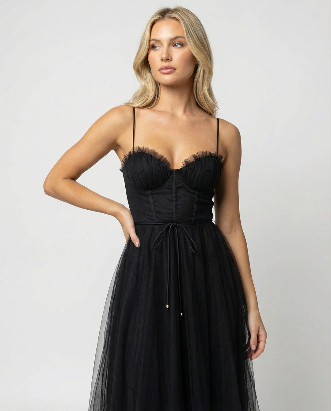 Damen Festkleid mit fließender Silhouette und betonter Taille