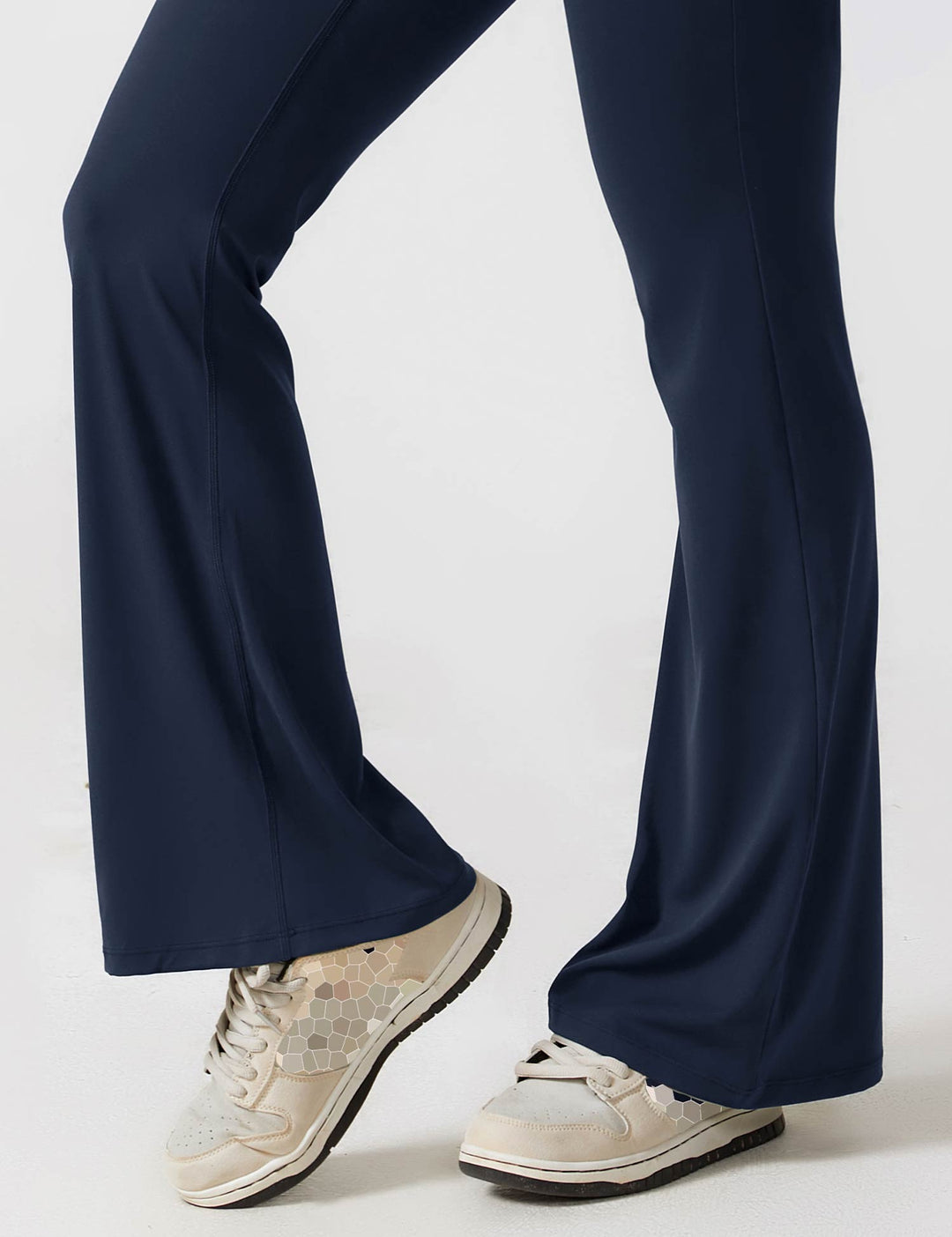 W&W Mode | Hals Jumpsuit mit Ausgestellten Beinen | Elegantes und Figurbetontes Design